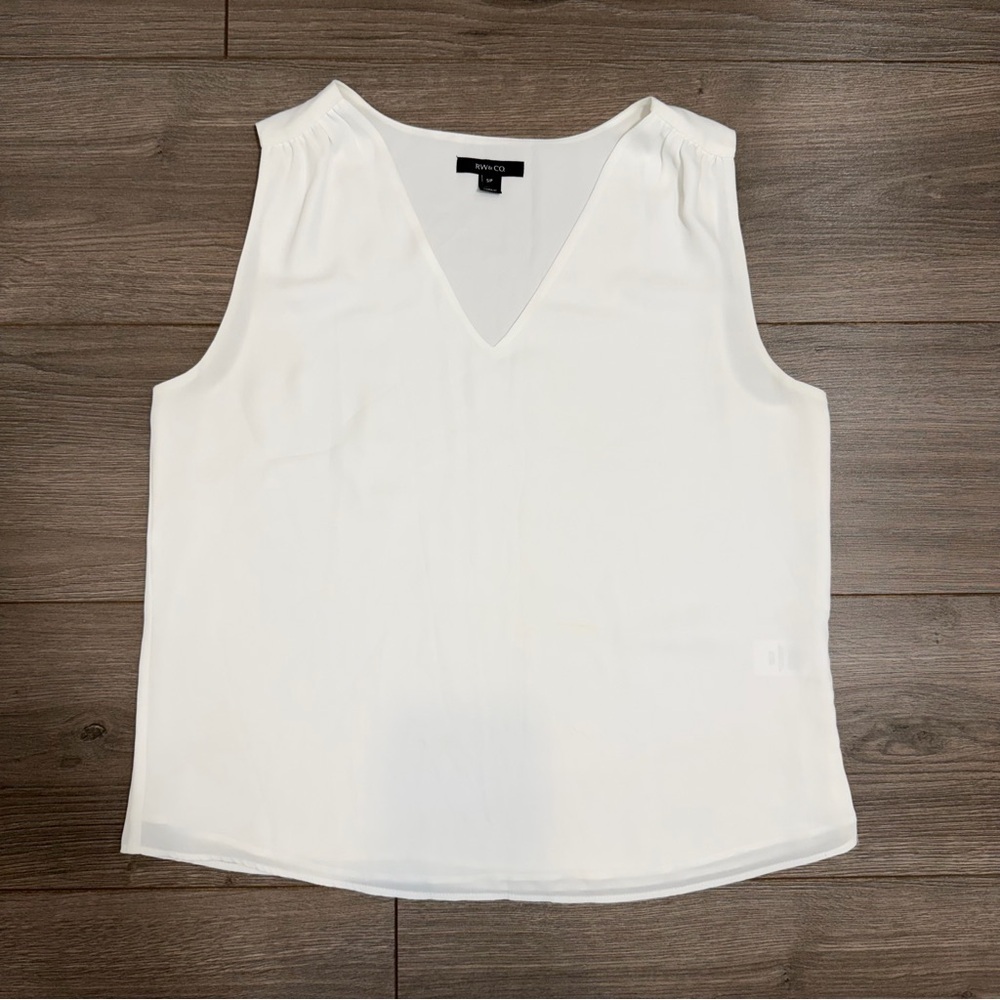 RW & co  White V-Neck Sleeveless Blouse top